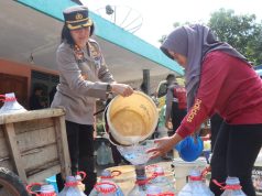 Kapolres Magelang Kota AKBP Yolanda Evalyn Sebayang, S.I.K., M.H, Salurkan 8.000 Liter Air Bersih ke Warga Desa Dlimas Kecamatan Tegalrejo