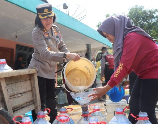 Kapolres Magelang Kota AKBP Yolanda Evalyn Sebayang, S.I.K., M.H, Salurkan 8.000 Liter Air Bersih ke Warga Desa Dlimas Kecamatan Tegalrejo