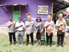 Berkunjung ke SD Santo Stevanus Wouma, Kabaharkam Polri Berikan Bantuan