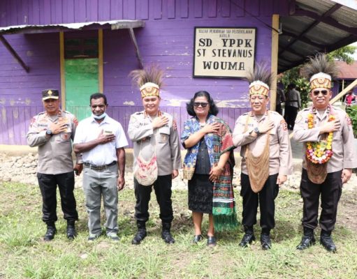 Berkunjung ke SD Santo Stevanus Wouma, Kabaharkam Polri Berikan Bantuan