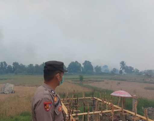 Bhabinkamtibmas Polsek Pemulutan Gencar Patroli Dan Sosialisasi Pemasangan Brosur Maklumat Kapolda Sumsel