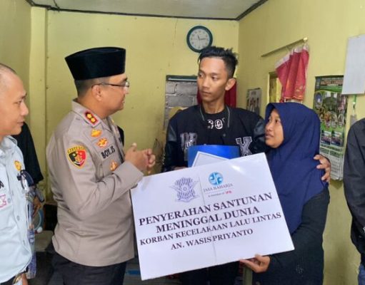 Kepedulian Kapolres Lumajang Dan Jasa Raharja Berikan Santunan Kepada Keluaga Korban