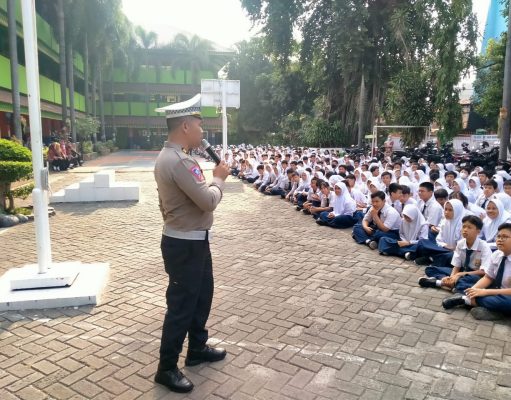 Polisi Sosialisasi Keselamatan Berlalu Lintas dan Kenakalan Remaja di Sekolah