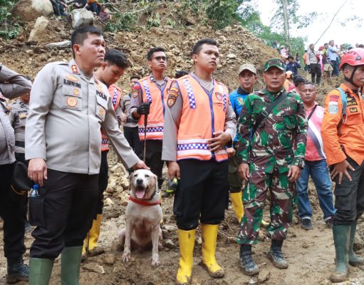 Kapolres Berama Dandim Simalungun Bersinergi Dalam Pencarian Dua Korban Tertimbun Tanah Longsor