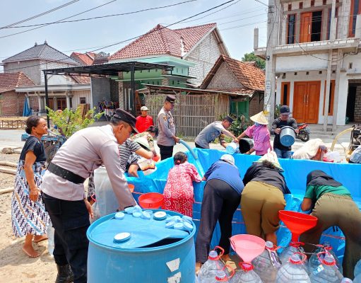 Akibat Musim Kemarau Polsek Batangan Bantu Salurkan Air Bersih Bagi Warga Klayusiwalan