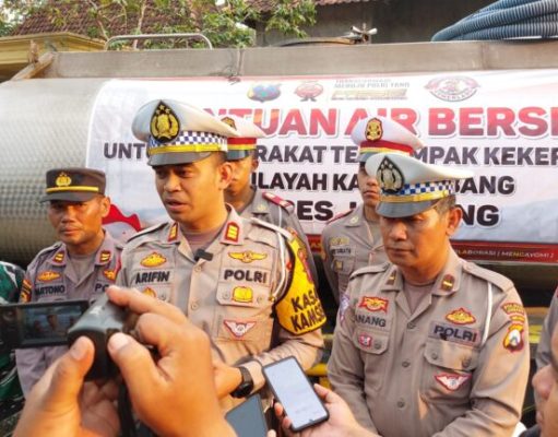 Satlantas Polres Jombang Bantu 14 Ribu Liter Air Bersih Bagi Warga Tondowesi