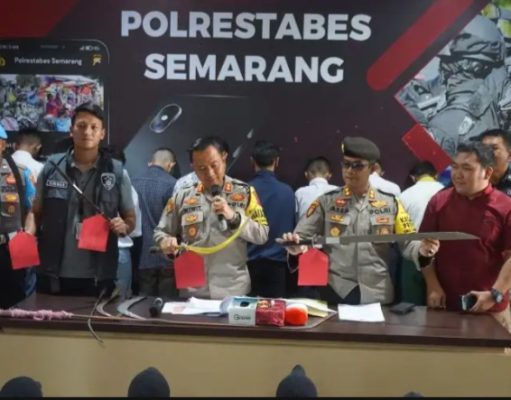 Gercep Anggota Polrestabes Semarang Bubarkan Tiga Titik Tawuran Gangster Ringkus 22 Remaja Dan 9 Sajam