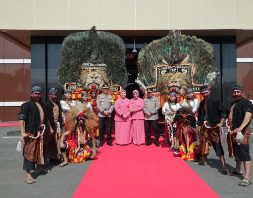 Kapolda Jatim Irjen Pol Imam Sugianto disambut Tari Reog dan Beskalan