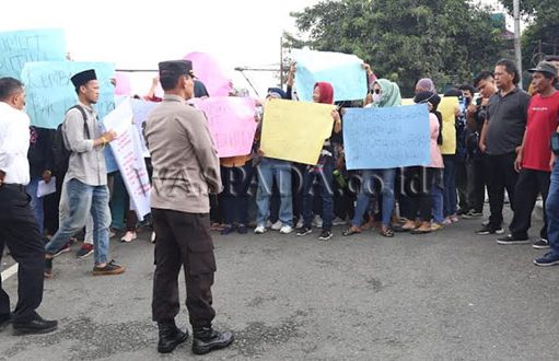 Aksi Damai Warga Tuntut Kapolda Sumut Pertahankan Kombes Dudung Adijono Sebagai Kabid Propam Polda Sumut