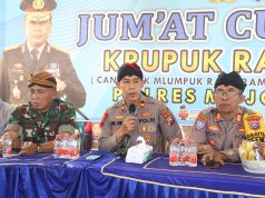 Gelar Jumat Curhat, Kapolsek Dlanggu Terima Blangkon Mojopahit