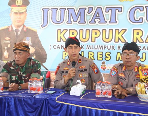 Gelar Jumat Curhat, Kapolsek Dlanggu Terima Blangkon Mojopahit