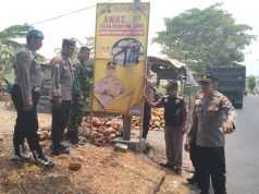 Cegah Laka Lantas, Polsek Dlanggu Pasang Himbauan di Jalur Blackspot