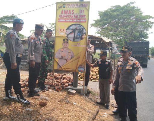 Cegah Laka Lantas, Polsek Dlanggu Pasang Himbauan di Jalur Blackspot