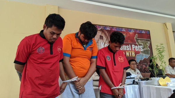 tb-mengamankan-tiga-tersangka-pengedar-sabu-berinsial-ar-ar-dan-rpp-foto-ahmad-viqidetikbali_169.jpg