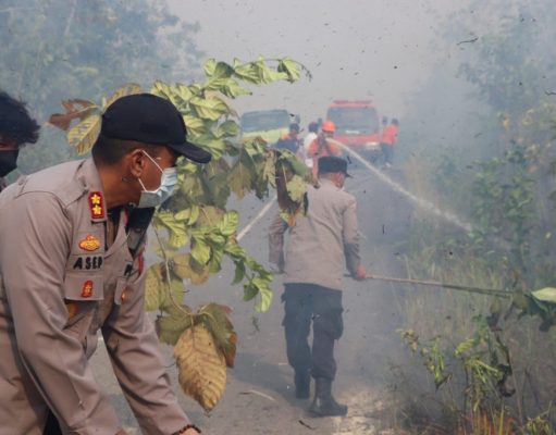 Kapolres Gunung Mas Pimpin Langsung Upaya Pemadaman Kebakaran Lahan Gambut