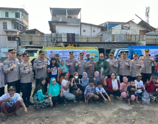 HUT Ke-72 Humas Polri Dirayakan Dengan Berbagi Air Bersih
