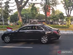 Antusiasme Warga Sambut Presiden Jokowi Saat Melintas untuk Hadiri HUT TNI Ke-78