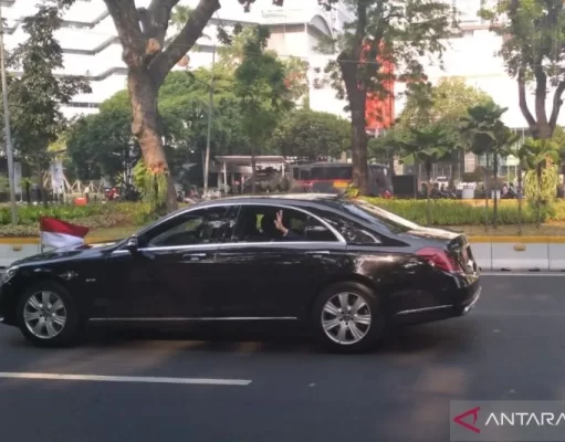 Antusiasme Warga Sambut Presiden Jokowi Saat Melintas untuk Hadiri HUT TNI Ke-78