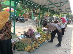 Sambang Pasar Tradisional, Kanit Binmas Polsek Malo Polres Bojonegoro Sampaikan Pesan Kamtibmas