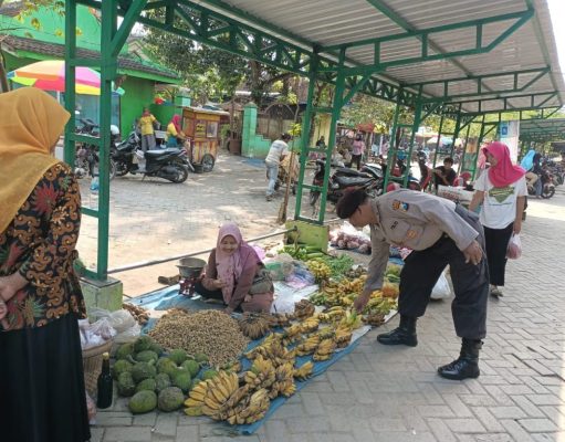 Sambang Pasar Tradisional, Kanit Binmas Polsek Malo Polres Bojonegoro Sampaikan Pesan Kamtibmas