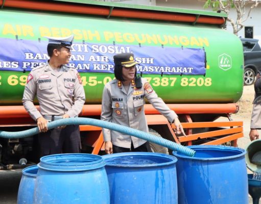 Bantu Masyarakat Yang Terdampak Kekeringan, Kapolres Pesawaran Berikan Air Bersih