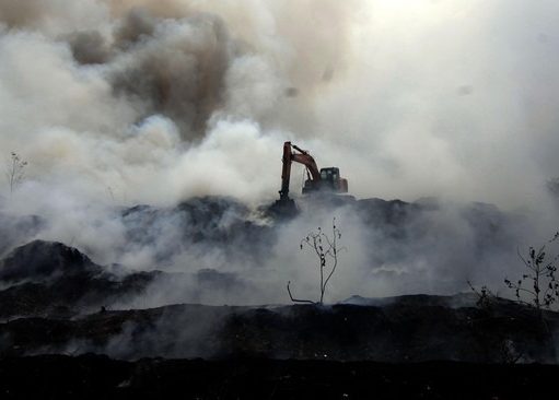 Warga Sekitar TPA Rawa Kucing Harus Dievakuasi Akibar Asap yang Semakin Pekat
