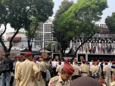 Jalan Depan Kantor KPU RI dipadati Pendukung Prabowo-Gibran