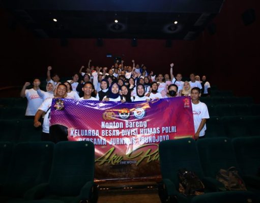 Humas Polri Nonton Bareng Jurnalis Film ‘Aku Rindu’ yang Ungkap Kehidupan Keluarga Polisi di Flores