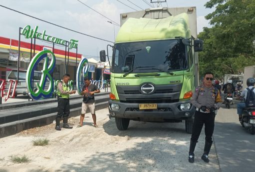 Langkah Humanis Polres Grobogan Saat Amankan Truk Besar Melintas Jalan Kelas III