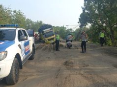 Respon Cepat Satlantas Polres Grobogan Evakuasi Truk Alami Patah As Roda