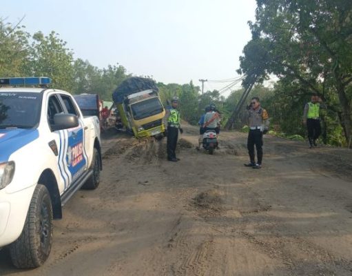 Respon Cepat Satlantas Polres Grobogan Evakuasi Truk Alami Patah As Roda