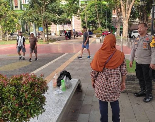 Bhabinkamtibmas Kalicacing Sambang Alun-Alun Wujudkan Pemilu Damai