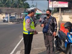 Pesan Anggota Pos Polisi Kecandran Ke Pengendara Motor Yang Melintas