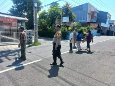 Kehadiran Bhabinkamtibmas Beri Rasa Aman Dalam Mengatur Lalin Di Sekitar Rumah Duka