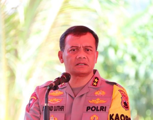 Sejumlah Wilayah di Pekalongan Alami Kekeringan, Kapolda Jateng Beri Bantuan Sumur Bor Dan Paket Sembako Untuk Warga