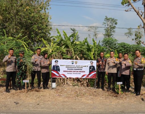 Peduli Lingkungan Polres Ponorogo Tanam Ratusan Bibit Pohon di Slahung