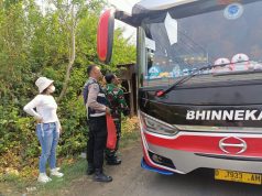 Aksi Humanis Polisi Bagi-bagi Nasi Bungkus ke Sopir yang Terjebak Macet di Jalur Pati – Batangan