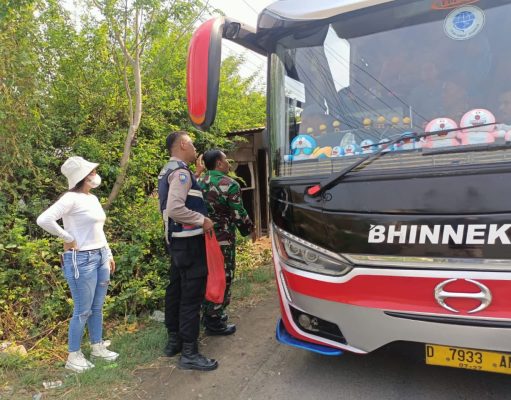 Aksi Humanis Polisi Bagi-bagi Nasi Bungkus ke Sopir yang Terjebak Macet di Jalur Pati – Batangan