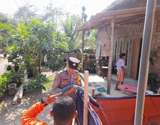 Tangani Dampak Kemarau Panjang Polisi dan BPBD Kota Blitar Rutin Droping Air Bersih Bantu Warga