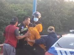 Aksi Heroik Polisi Selamatkan Seorang Laki – laki Hendak Bunuh Diri di Jembatan Semampir Kota Kediri