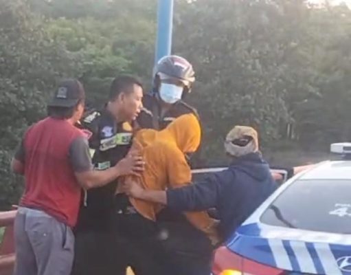 Aksi Heroik Polisi Selamatkan Seorang Laki – laki Hendak Bunuh Diri di Jembatan Semampir Kota Kediri