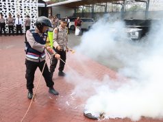 Anggota Polisi Trenggalek Inovatif Padamkan Karhutla pada Ketinggian Pakai Alat Damkar Mini Pakai Motor