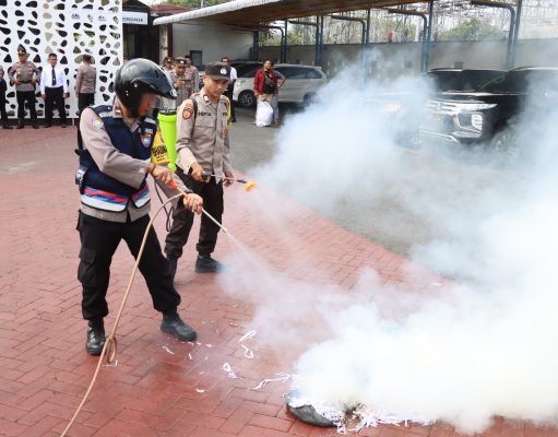 Anggota Polisi Trenggalek Inovatif Padamkan Karhutla pada Ketinggian Pakai Alat Damkar Mini Pakai Motor