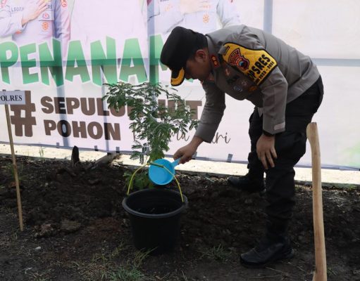 Peduli Lingkungan, Kapolres Kendal Pimpin Penanaman Sepuluh Juta Pohon Bersama Polri di Sepanjang Jalan Kelurahan Jetis