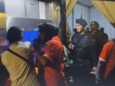 Brimob Polda Jatim Sediakan Air Minum Gratis Untuk Penonton di GBT, Antisiapasi Dehidrasi