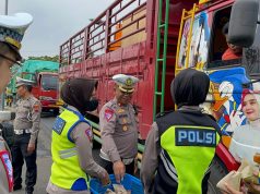 Aksi Kepedulian Satlantas Polresta Pati Bagi-bagi Nasi Bungkus Kepada Sopir Truk di Jalan Pantura