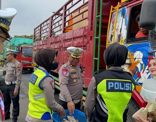 Aksi Kepedulian Satlantas Polresta Pati Bagi-bagi Nasi Bungkus Kepada Sopir Truk di Jalan Pantura