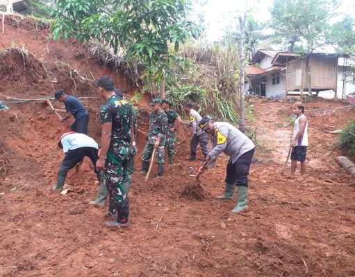 Tanggap Bencana, Polsek Sumpiuh Banyumas Bersama Tiga Pilar Evakuasi Tanah Longsor