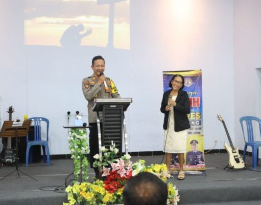 Anggota Polres Jombang Gelar Minggu Kasih di GBIS Kristus Ajaib Mojoduwur