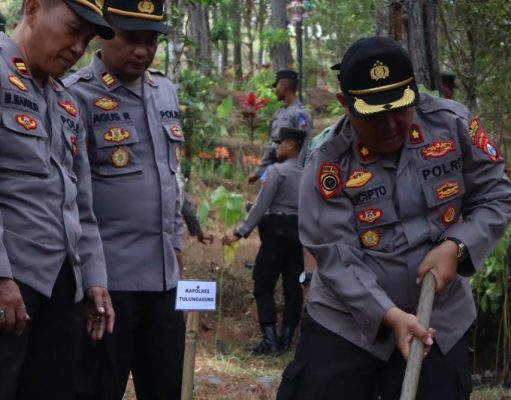 Lestarikan Hutan Polres Tulungagung Tanam Pohon Di Desa Nglurup